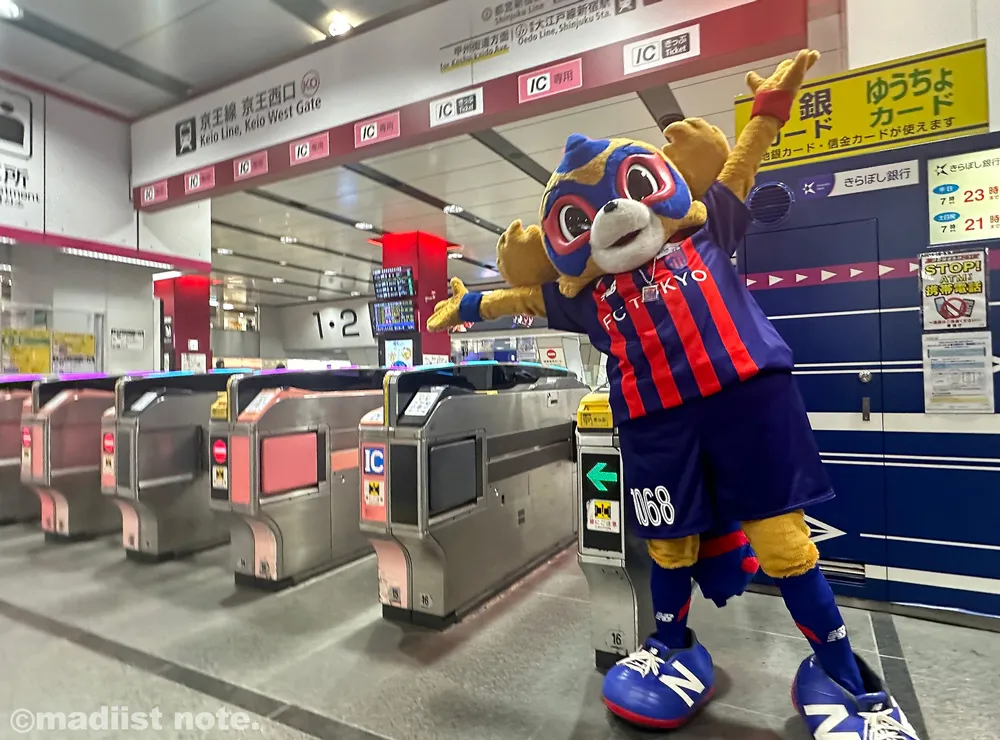 改札前の東京ドロンパ