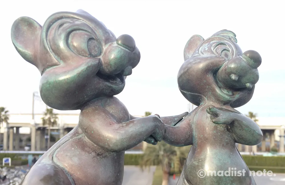 ペデストリアンデッキのブロンズ像