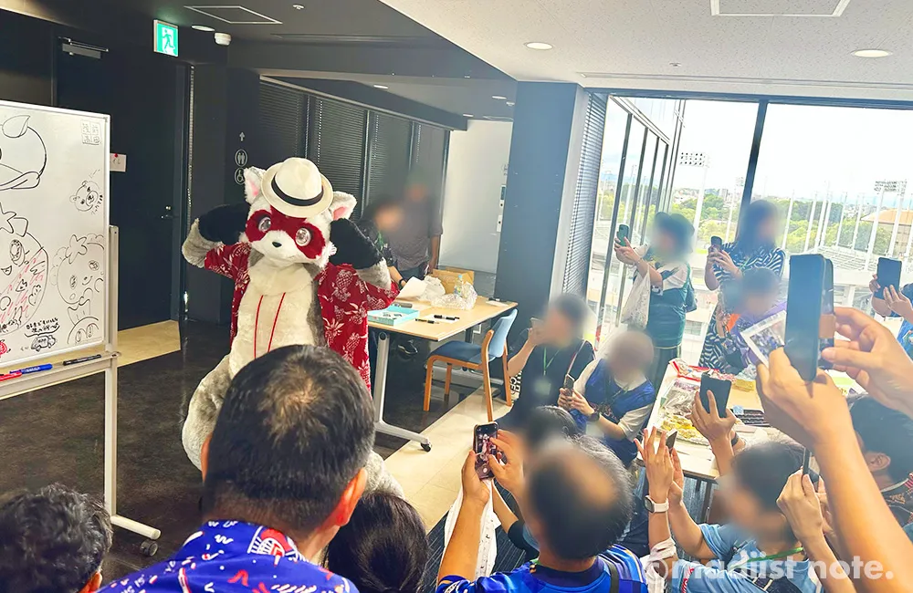 前列の人は座り、後列の人も撮影ができるように配慮