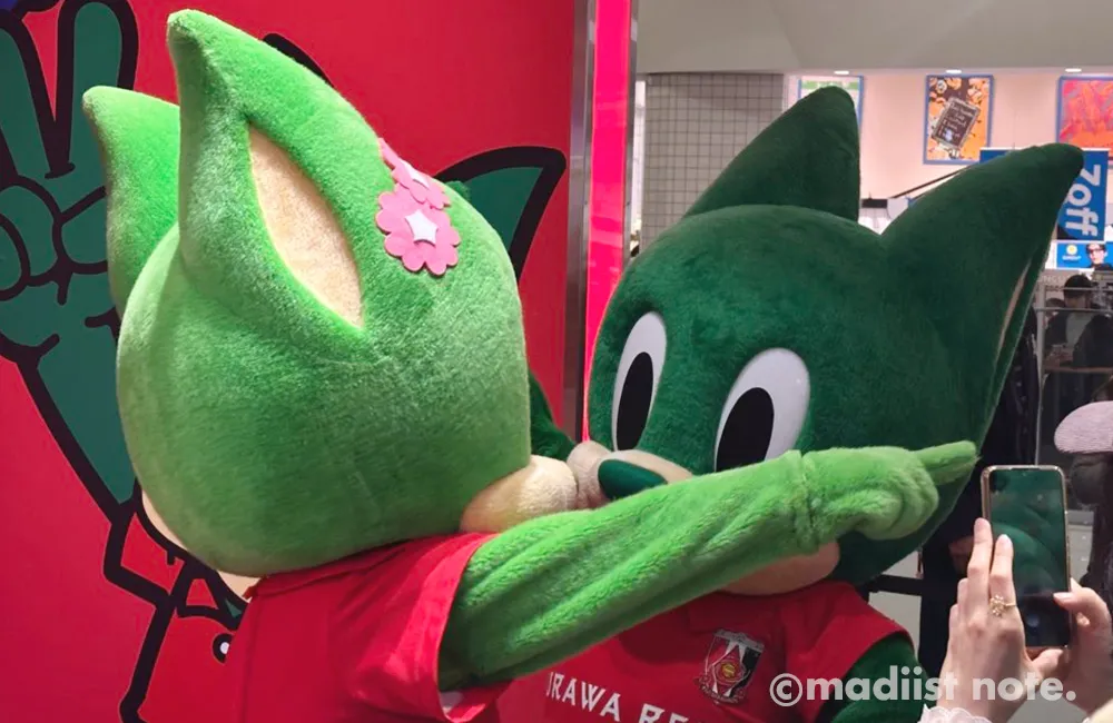 あっちに自分のイラストがあったと報告をするディアラちゃん