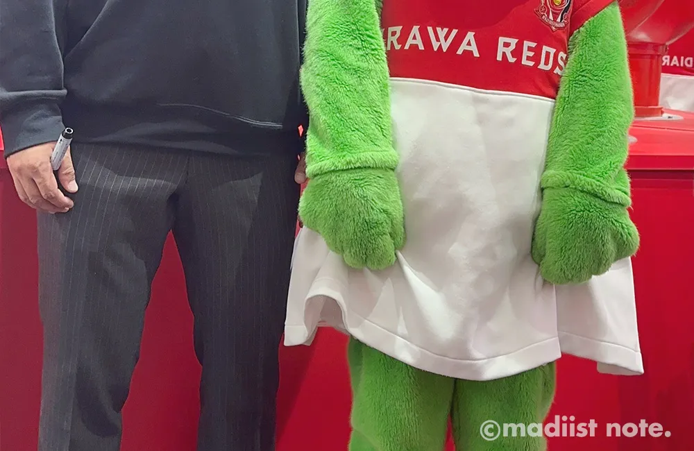 自分のスカートの裾を握りしめるディアラちゃん