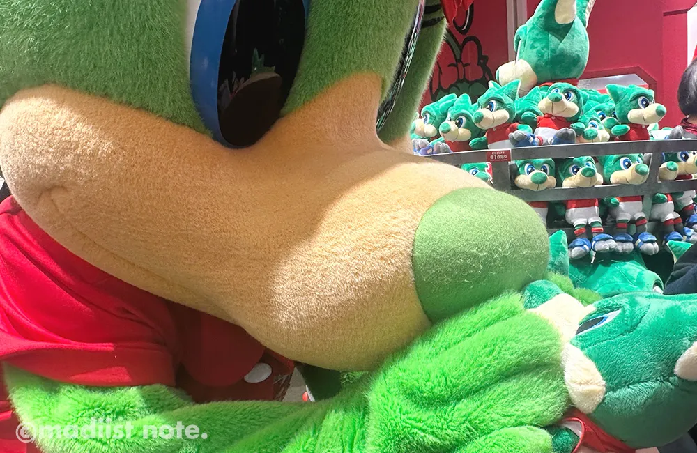 レディアぬいぐるみにキスをするフレンディア