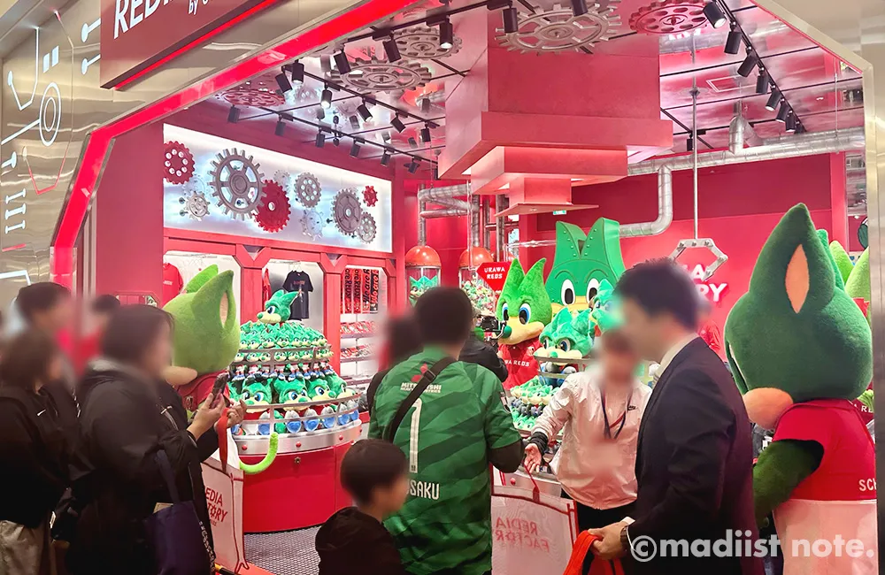 オープニングセレモニー後店内に入るファンサポーター