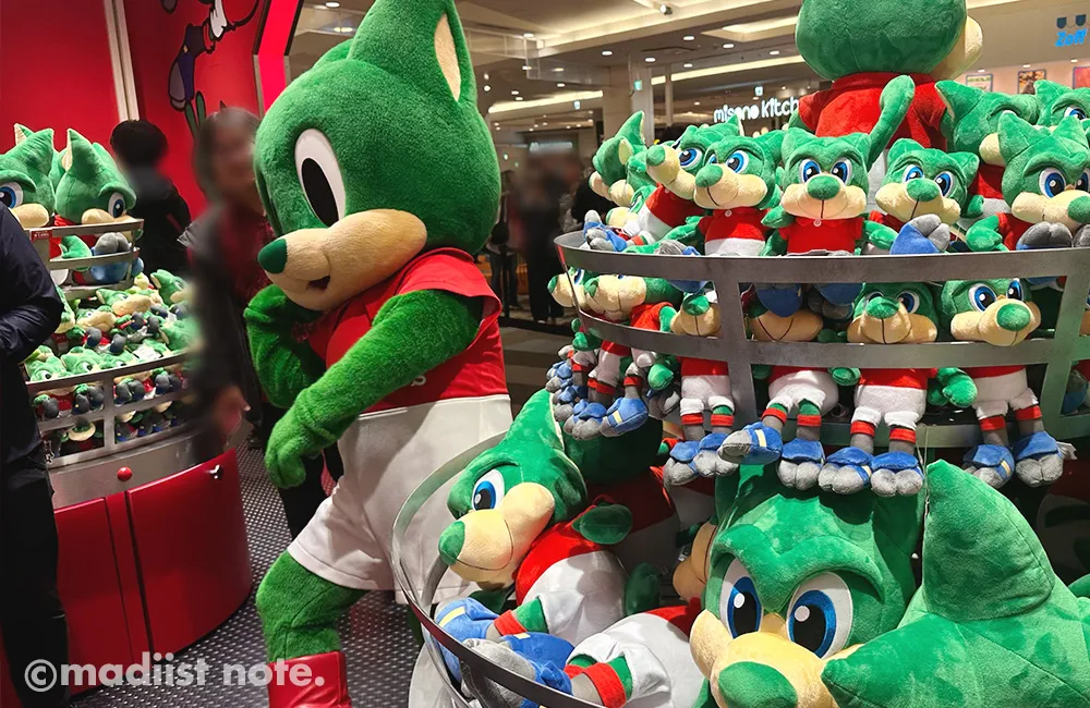 ぬいぐるみと同じポーズをするシャーレくん